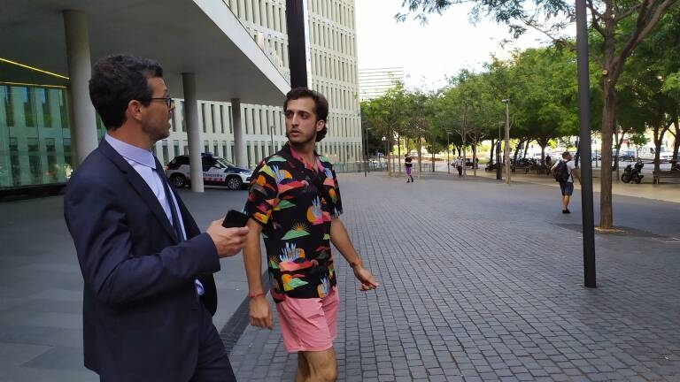  A la derecha, el hombre acusado de amenazar y acosar a la artista Paula Bonet, V.G. El 1 de julio de 2022. Foto: EUROPA PRESS  - 