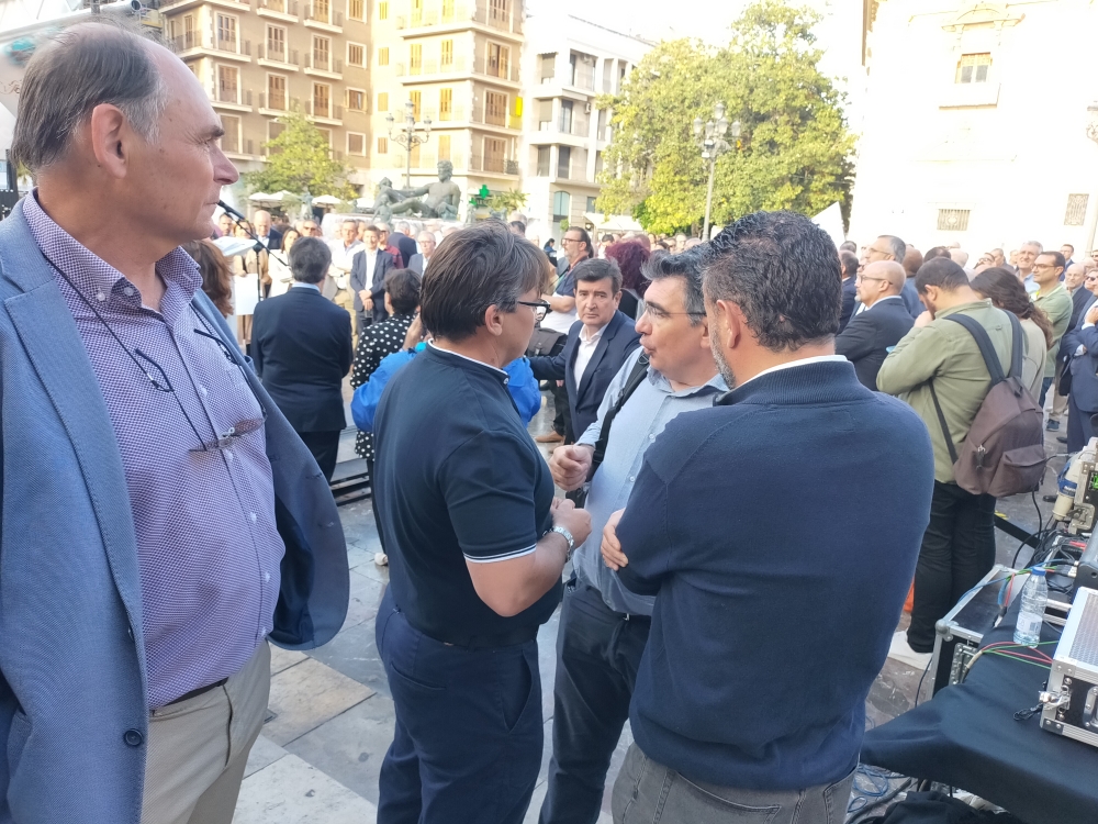 Dirigentes de partidos valencianistas junto a Estellés y bajo la atenta mirada de Giner. - 