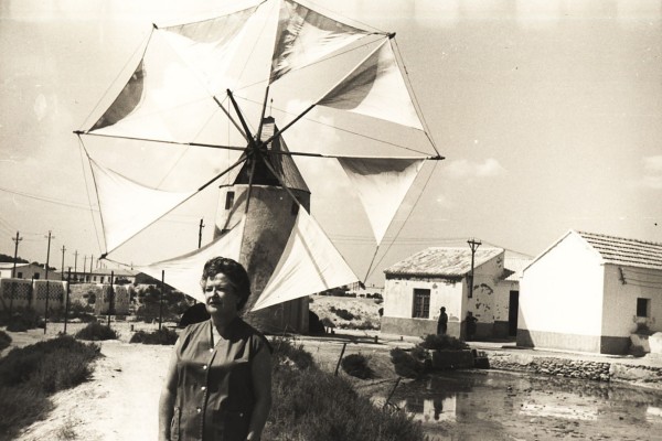 Cuando el Mar Menor inspiró a Carmen Conde: una edición facsímil reúne los poemas que escribió en 1959
