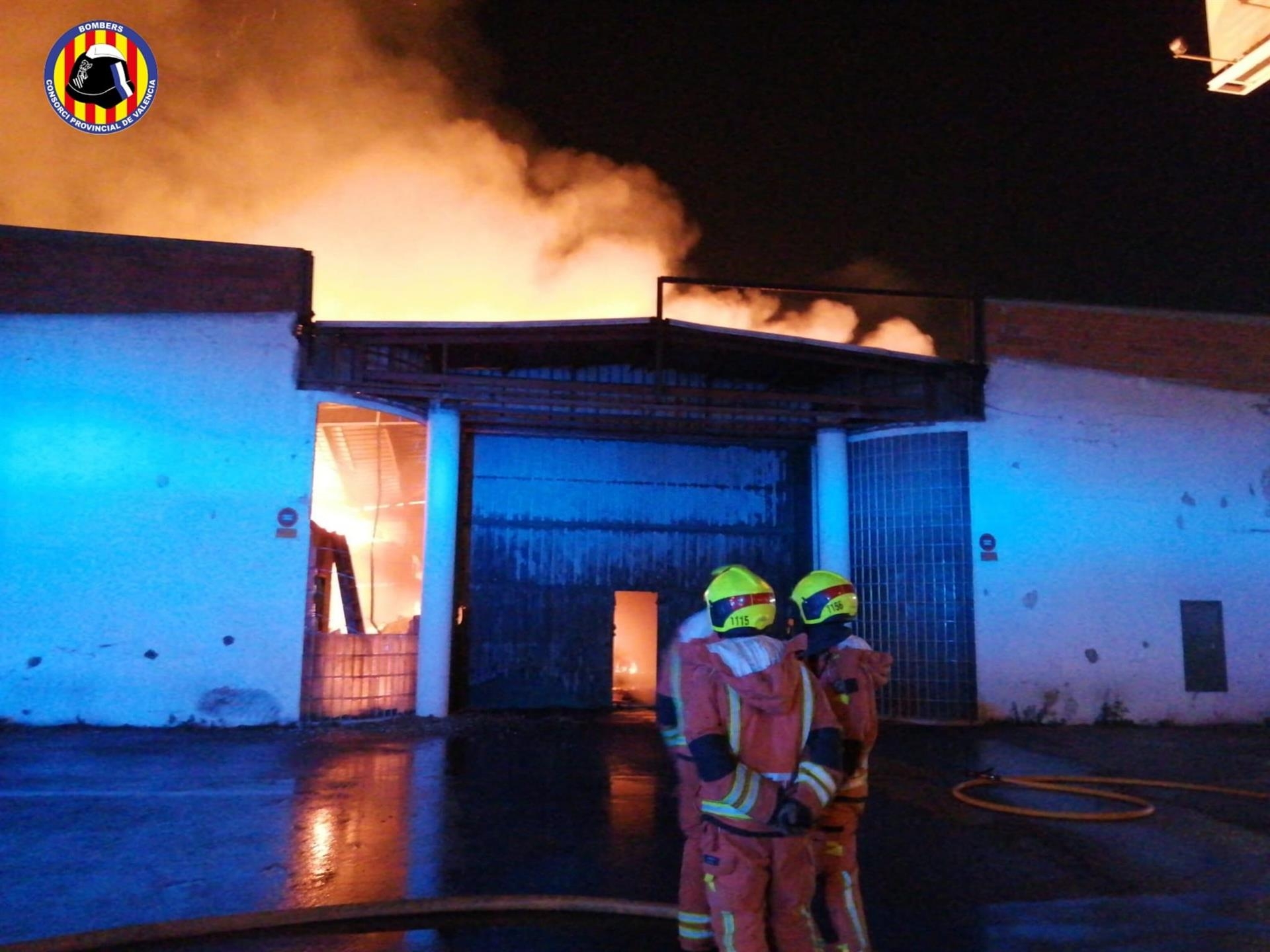 Un incendio calcina de madrugada una nave de chapas de madera en Quart de Poblet