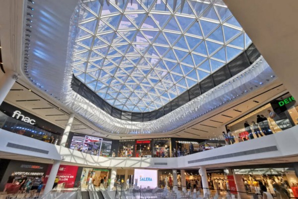 Nadie puja por 4.000 m2 en La Salera: desierta una subasta de la Sareb por 9 millones en el centro comercial