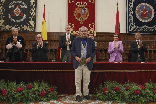 Rafael Cadenas recoge el Cervantes con críticas a los totalitarismos y los anglicismos