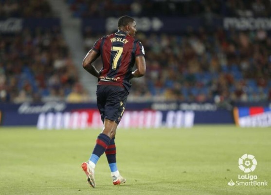Wesley, con unas molestias, se entrena al margen del equipo