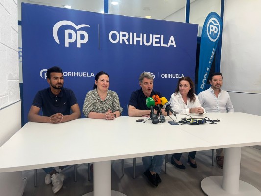 El candidato del PP de Orihuela presenta la lista electoral y admite que su causa judicial sigue abierta