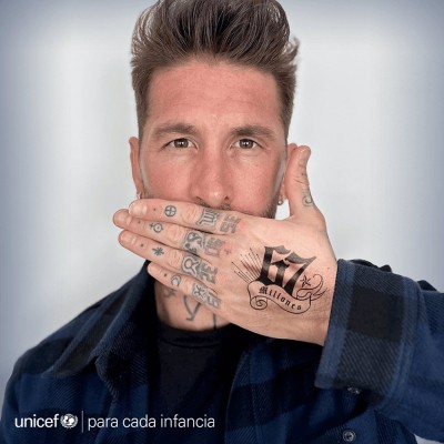 Sergio Ramos denuncia con un tatuaje simulado que 67 millones de niños se han quedado sin vacunar por COVID-19