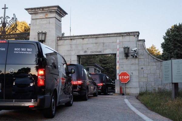 Los restos de Primo de Rivera salen del Valle de los Caídos rumbo al cementerio de San Isidro
