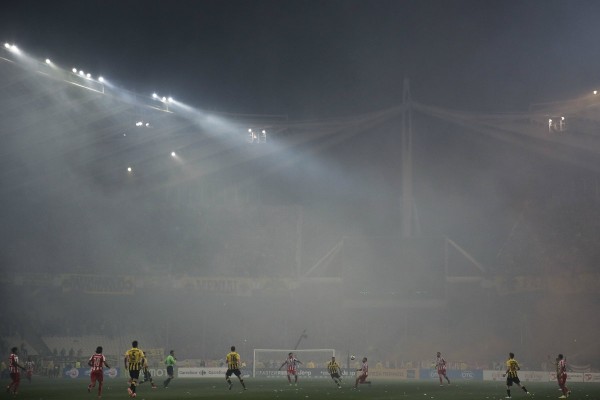 Disturbios entre hinchas y la Policía al final del Olympiacos-AEK en Atenas