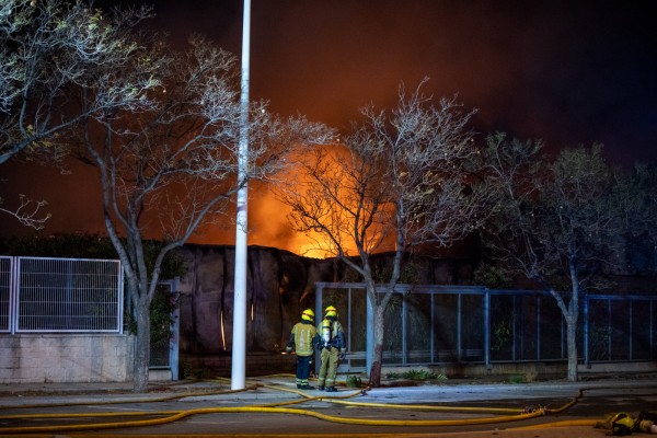 Los bomberos controlan el incendio en una nave de Caster en Elche 