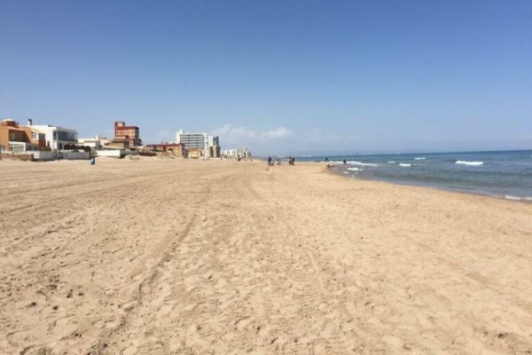 Vecinos de El Perellonet se oponen a la extracción de arena de la Gola si se traslada a otras playas