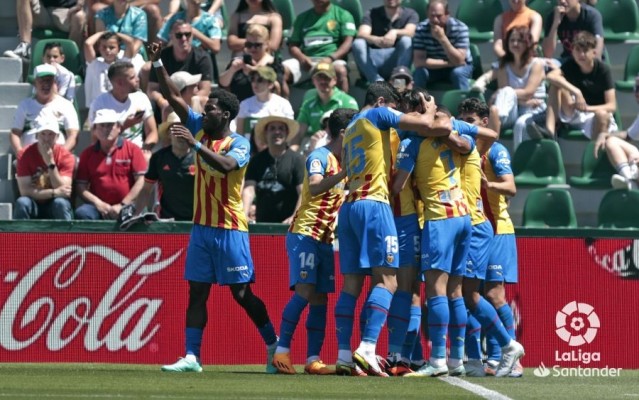El Valencia rompe una racha de diez partidos y más de seis meses sin ganar fuera
