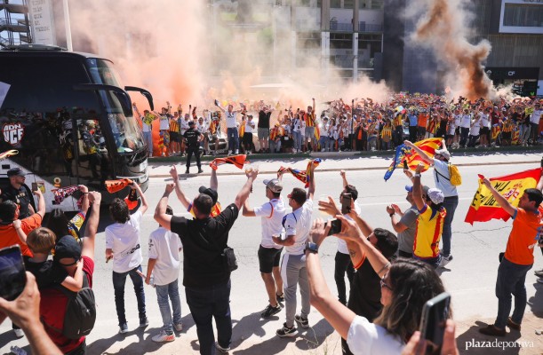 Tracas, bengalas y gritos de “sí se puede” para recibir al Valencia en Elche
