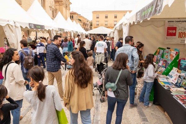 Masiva afluencia de público en la Feria del Libro de Elche que cuenta con la participación de 120 autores