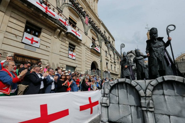 Los Moros y Cristianos reúnen en Alcoi a políticos, que viven su autenticidad
