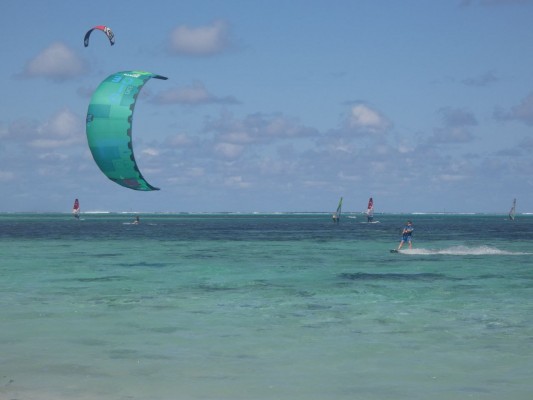 Kai Clothes, de Elche: la 'startup' que recicla velas de kitesurf para crear chaquetas o cortavientos 