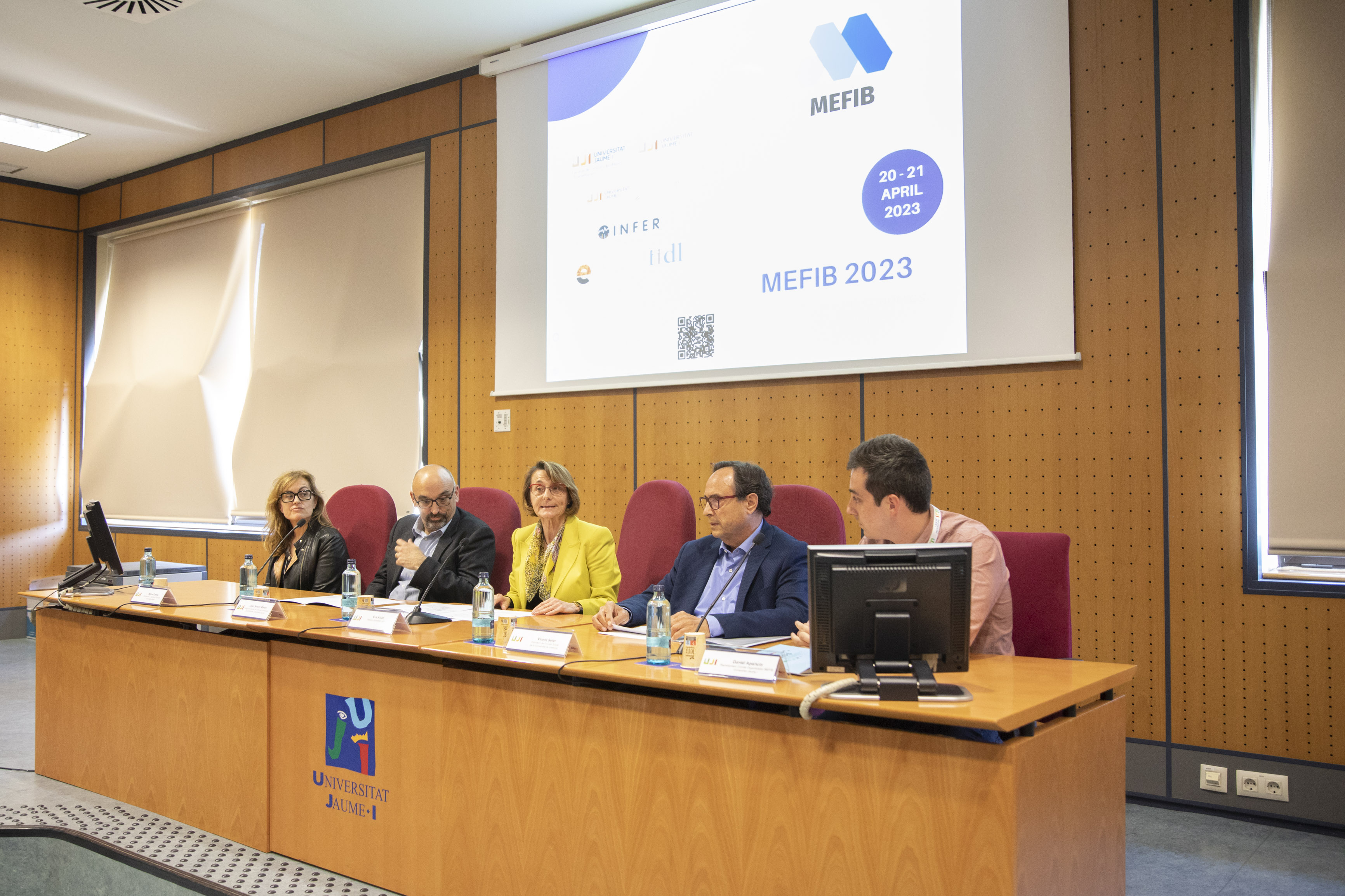 Jóvenes investigadores de siete países se reúnen en la UJI para debatir sobre economía global