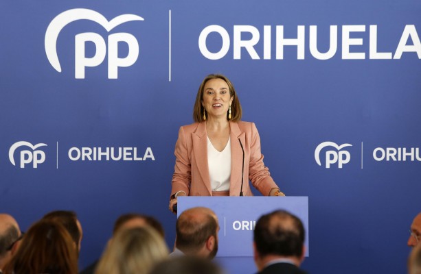 Cuca Gamarra promete un pacto hídrico y libertad lingüística en Orihuela  