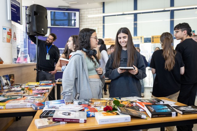 L'UJI celebra el Dia del Llibre mirant al seu fons: suma 137 obres en paper i 14 novel·les en digital 