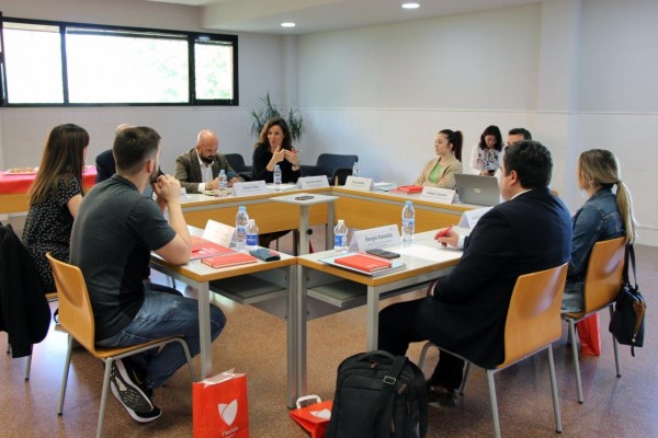 Florida Universitària dialoga con empresas y centros educativos sobre las competencias