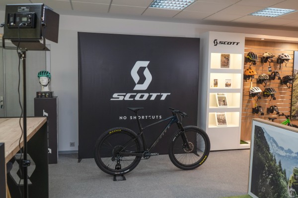 Indurain cambia su histórica bicicleta para la Titan Desert Marruecos