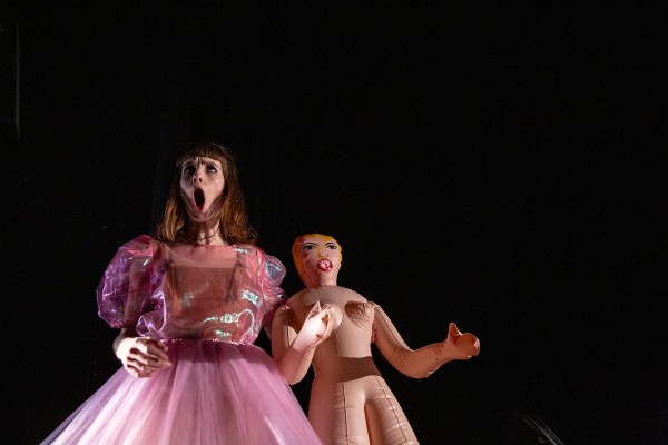'La rebelión de las muñecas' explora sobre l'escenari les violències cap a la dona