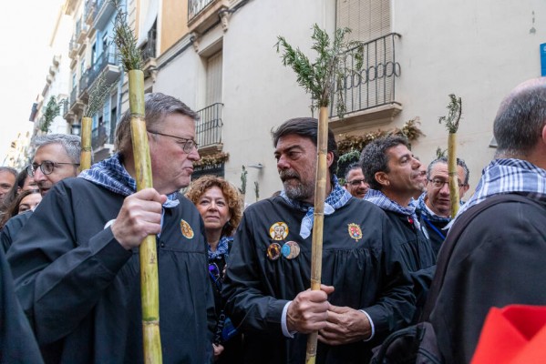 Una Santa Faz alejada del 28M: menos 'codazos', más 'selfies' 