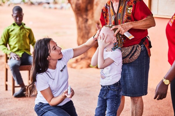 ISDIN envía a dermatólogos de todo el mundo a Mozambique para combatir el cáncer de piel en personas con albinismo
