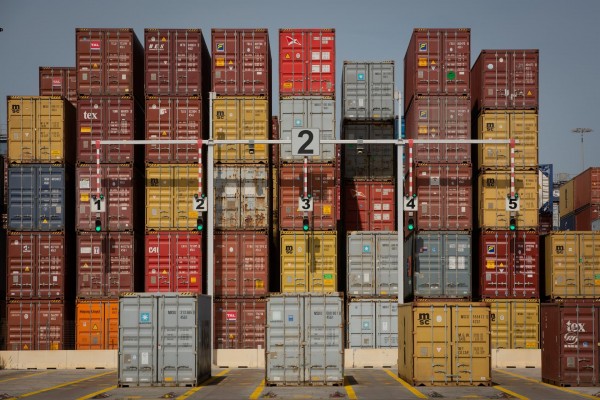 El déficit comercial cae en España más de un 40% hasta febrero con las exportaciones en cifras récord