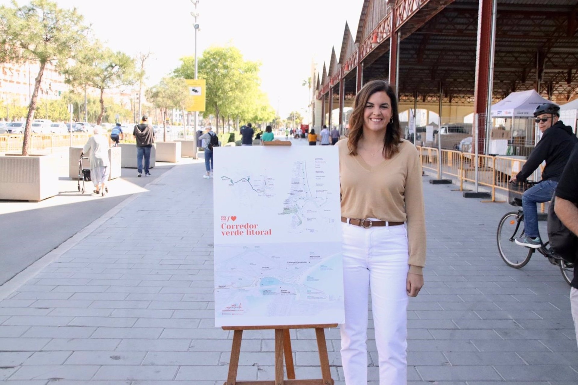 La vicealcaldesa de València y candidata socialista a la Alcaldía, Sandra Gómez, presenta la propuesta de Corredor Verde Litoral. - Foto: PSPV-PSOE VALÈNCIA - 