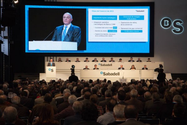 S&P se queda a un paso de sacar al Banco Sabadell del 'bono basura'