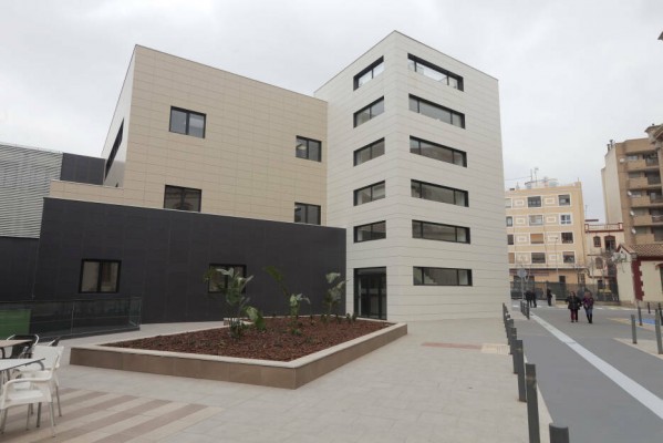 CSIF denuncia la falta de espacio en la sala de espera del edificio oncológico del Provincial 