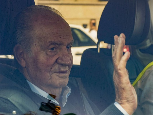  El Rey Juan Carlos aterriza en Vigo un año después de su última visita a España
