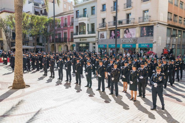 La Generalitat condecora en Elche a 145 agentes de las policías locales de la provincia por su labor 