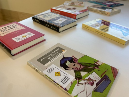 La concejalía de Cultura de Elche reparte cerca de 1.200 libros por las calles para fomentar la lectura 
