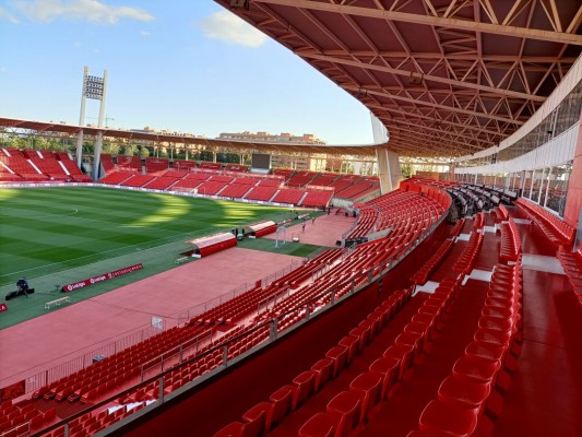 Un juez ordena a la Policía indagar sobre los carteles contra un periodista en el estadio del Almería