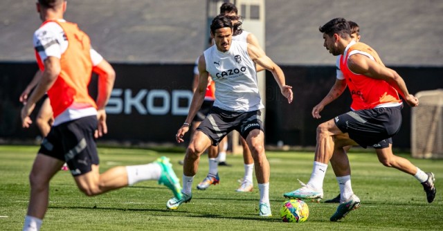 Cavani se queda solo en el ataque ante el Elche