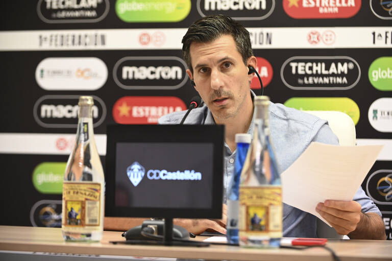 Voulgaris no mueve ficha: defiende a Rudé y a los jugadores y pide unidad a la afición 