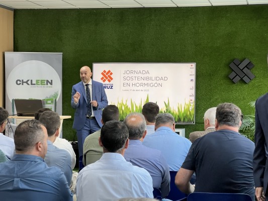 Cementos La Cruz reúne a 50 profesionales en Abanilla para hablar sobre la sostenibilidad en el hormigón