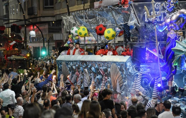 Podemos carga contra la publicidad de casas de apuestas en el desfile del Entierro de la Sardina