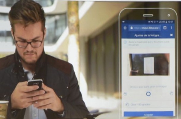 A FacePhi le sale competencia: BBVA permite abrir una cuenta en España desde el móvil con un 'selfie'