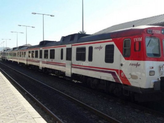 Una avería deja a los usuarios del tren de Cercanías Murcia-Alicante 45 minutos incomunicados 