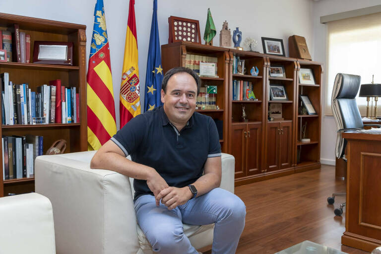 Juan Francisco Pérez Llorca, en su despacho de la Alcaldía de Finestrat. Foto PEPE OLIVARES - 