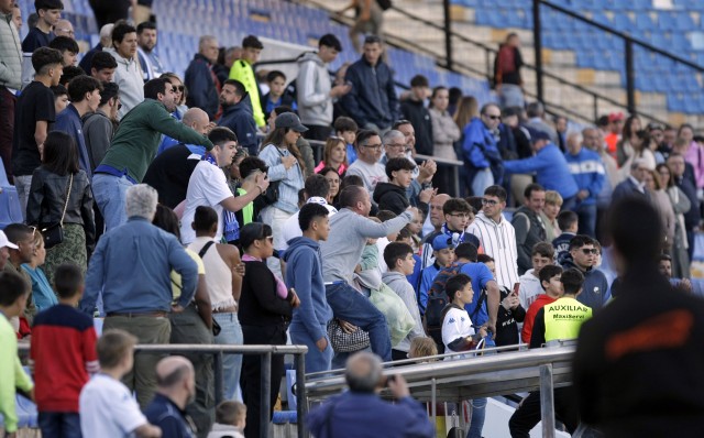 Corrillo en el césped e insultos en la grada