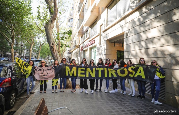 Un grupo de aficionadas valencianistas protestan contra Layhoon