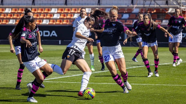 Dos penaltis noquean al Valencia en el Puchades