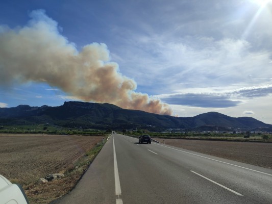 El incendio de Alzira evoluciona de forma favorable tras 