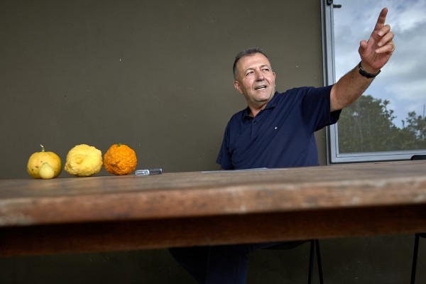El huerto de Todolí se llena de poesía en homenaje a Brines