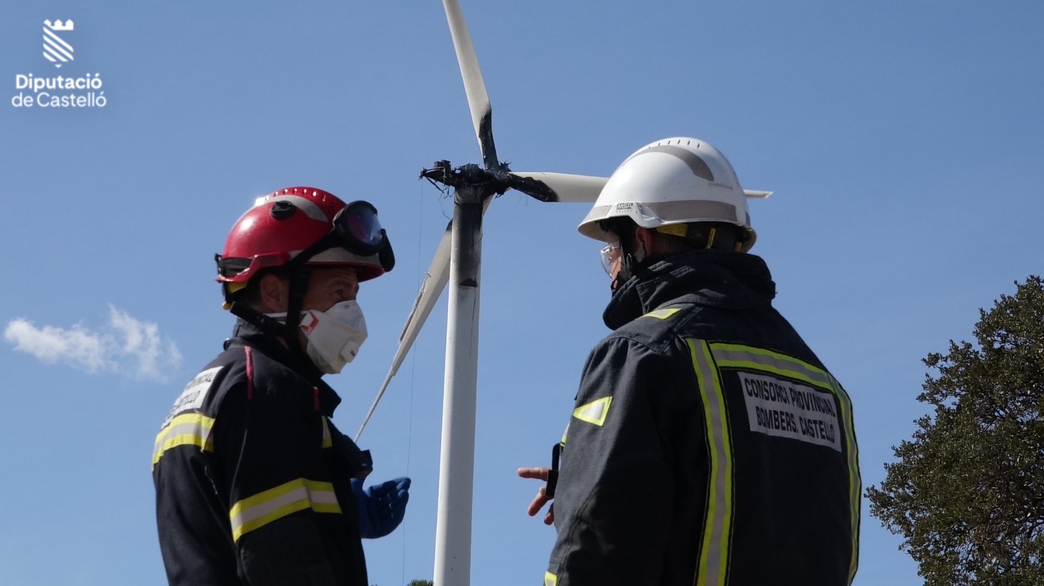 El fuego en un molino eólico provoca un incendio forestal en Barracas