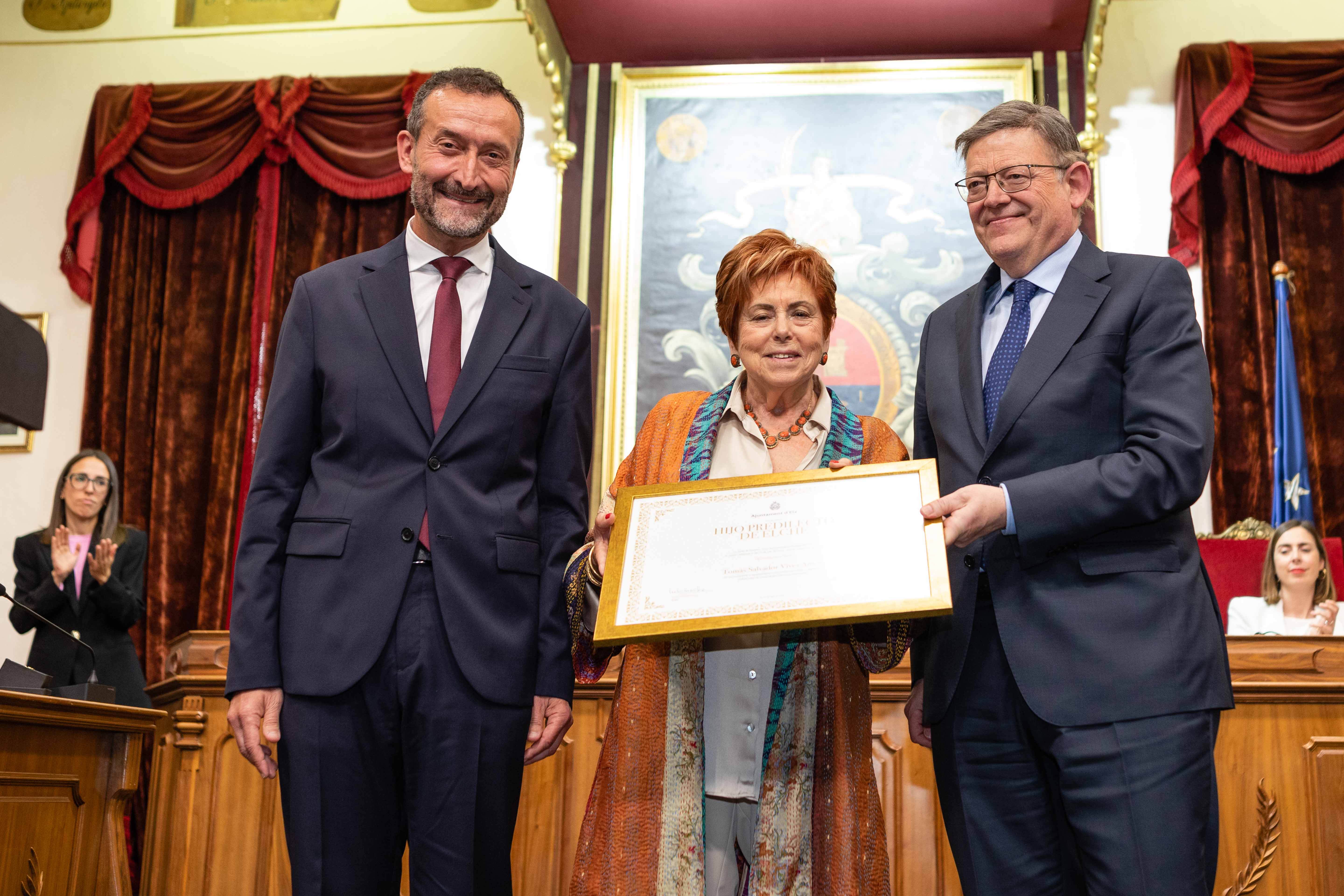 González y Puig con su viuda, Candelaria López - 