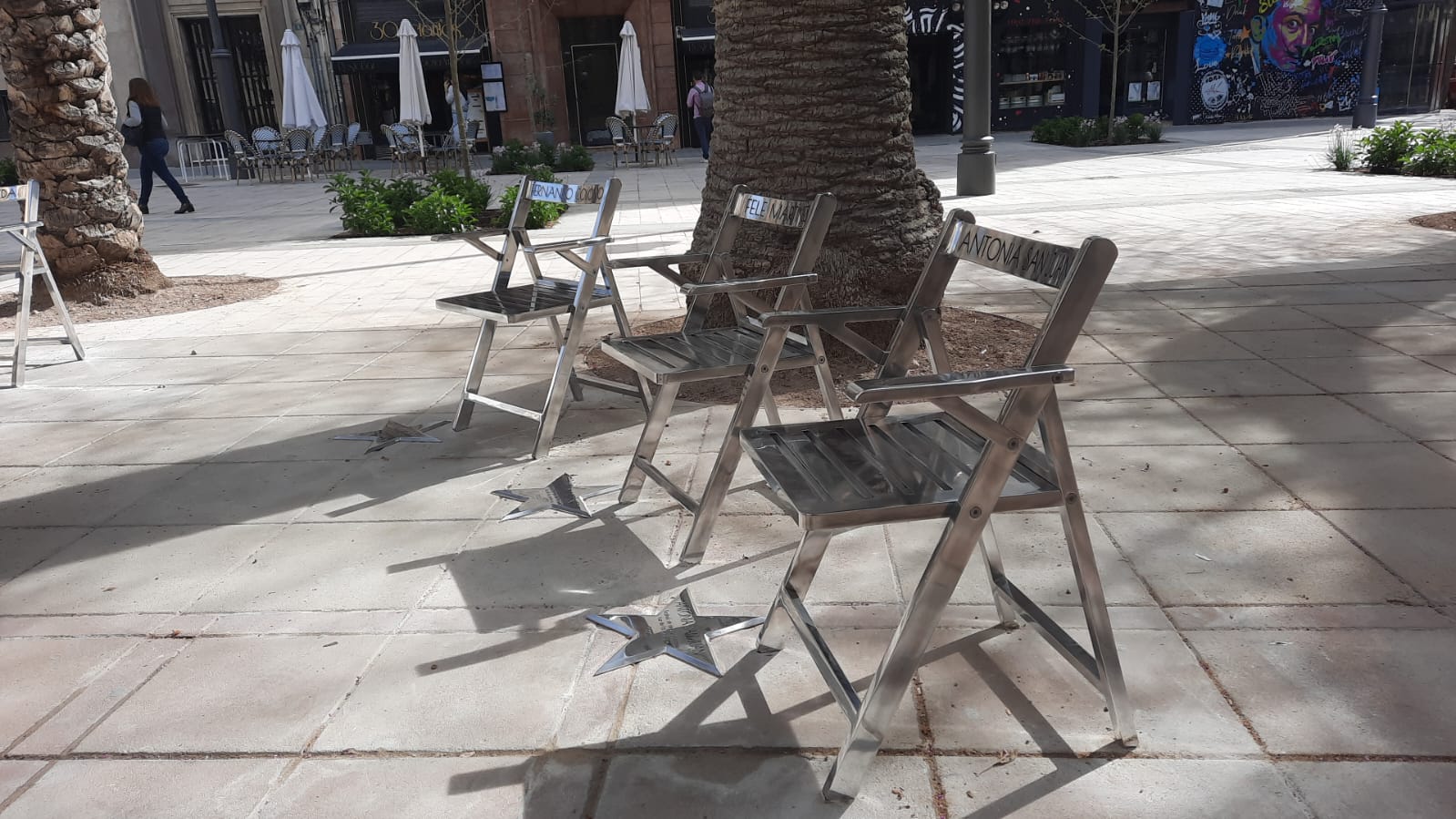 Las primeras sillas instaladas en la Plaza de Ruperto Chapí, junto al edificio del Teatro Principal. - 