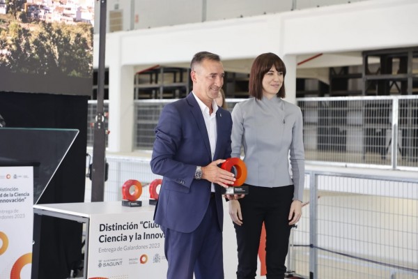 Riba-roja recoge el distintivo de Ciudad de la Ciencia y la Innovación